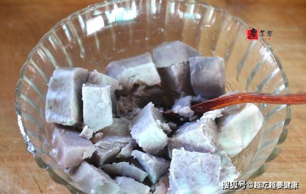 做法|我家香芋从来不红烧,一蒸一拌当早餐,孩子吃完1杯还想吃1杯