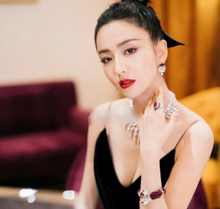 身材|古力娜扎撞衫迪丽热巴，两位新疆女星同穿粉色绸缎裙，谁更胜一筹