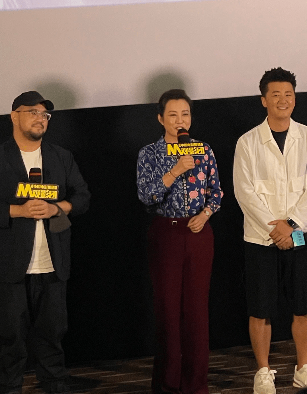 裙子|郝蕾宣传首映礼，穿红裤扎腰赘肉横生，但胖的自然气质高贵啊！