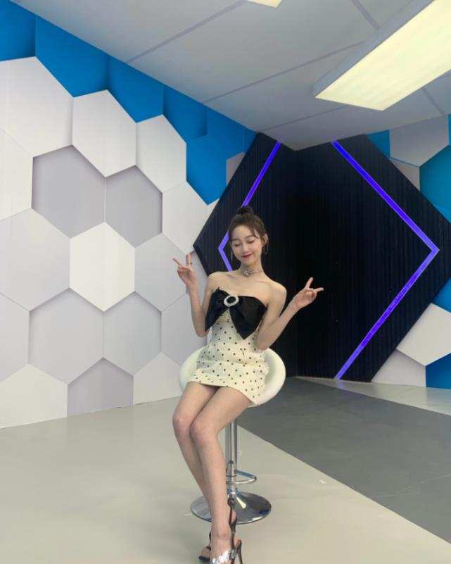 火箭少女|李子璇的“绿茶坐”火了,看她双腿怎么放,贼显腿长