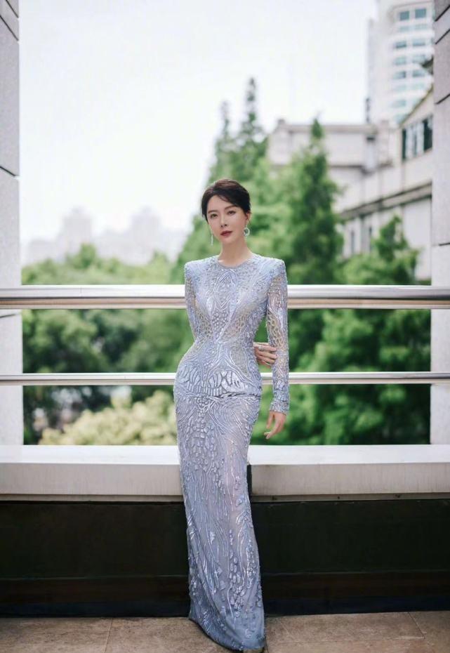 曲线|陈数身材真是深藏不露，穿流光长裙亮相，S型曲线让人看呆了