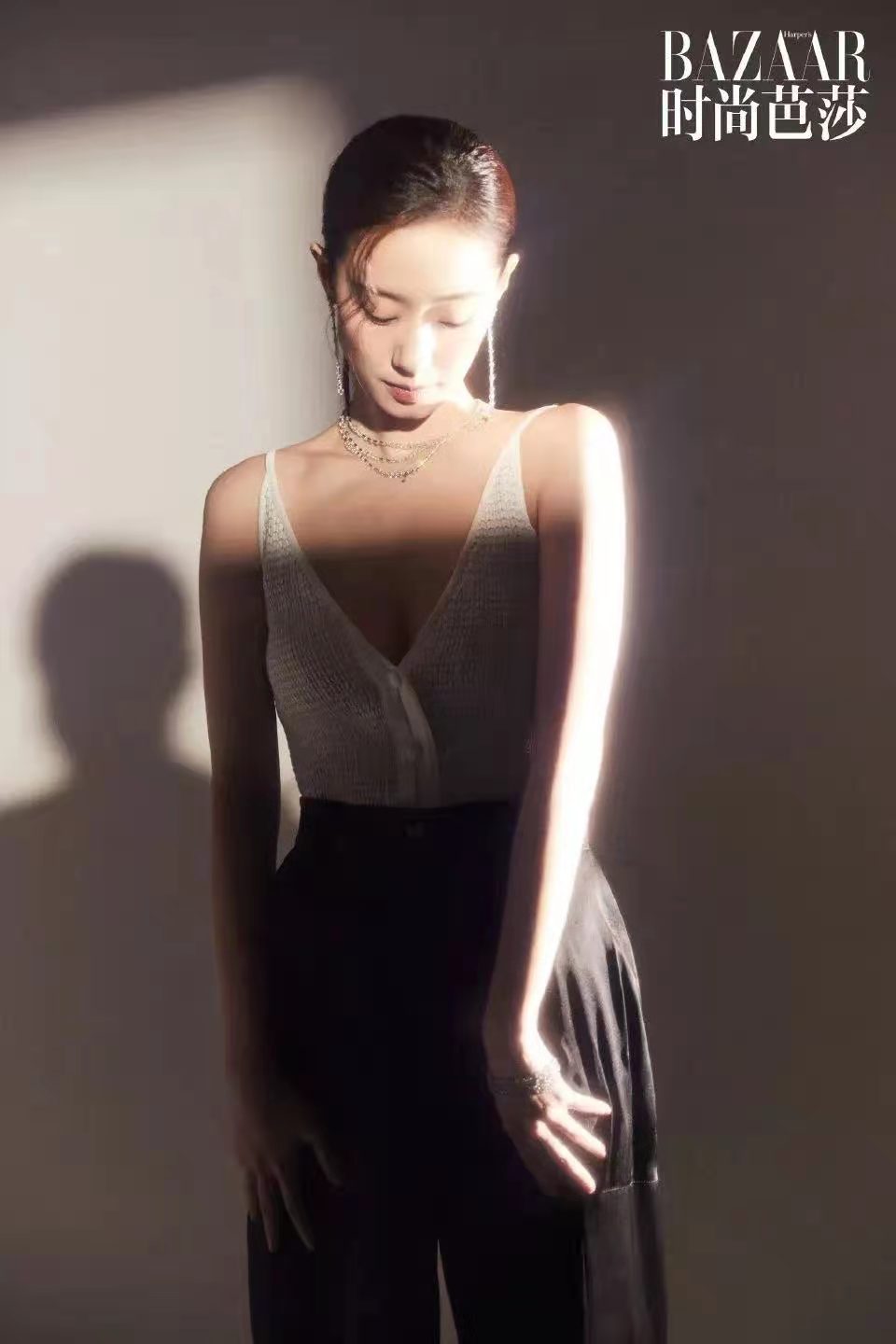 视觉|张小斐《芭莎》八月刊大变样，穿深V吊带配黑裤，不仅高级还性感