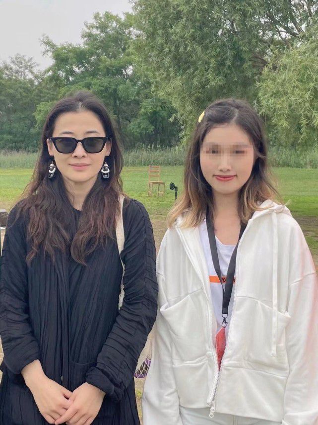感觉|梅婷46岁状态真实，土黄色的脸松垮还多皱，但自然老就是气质好！