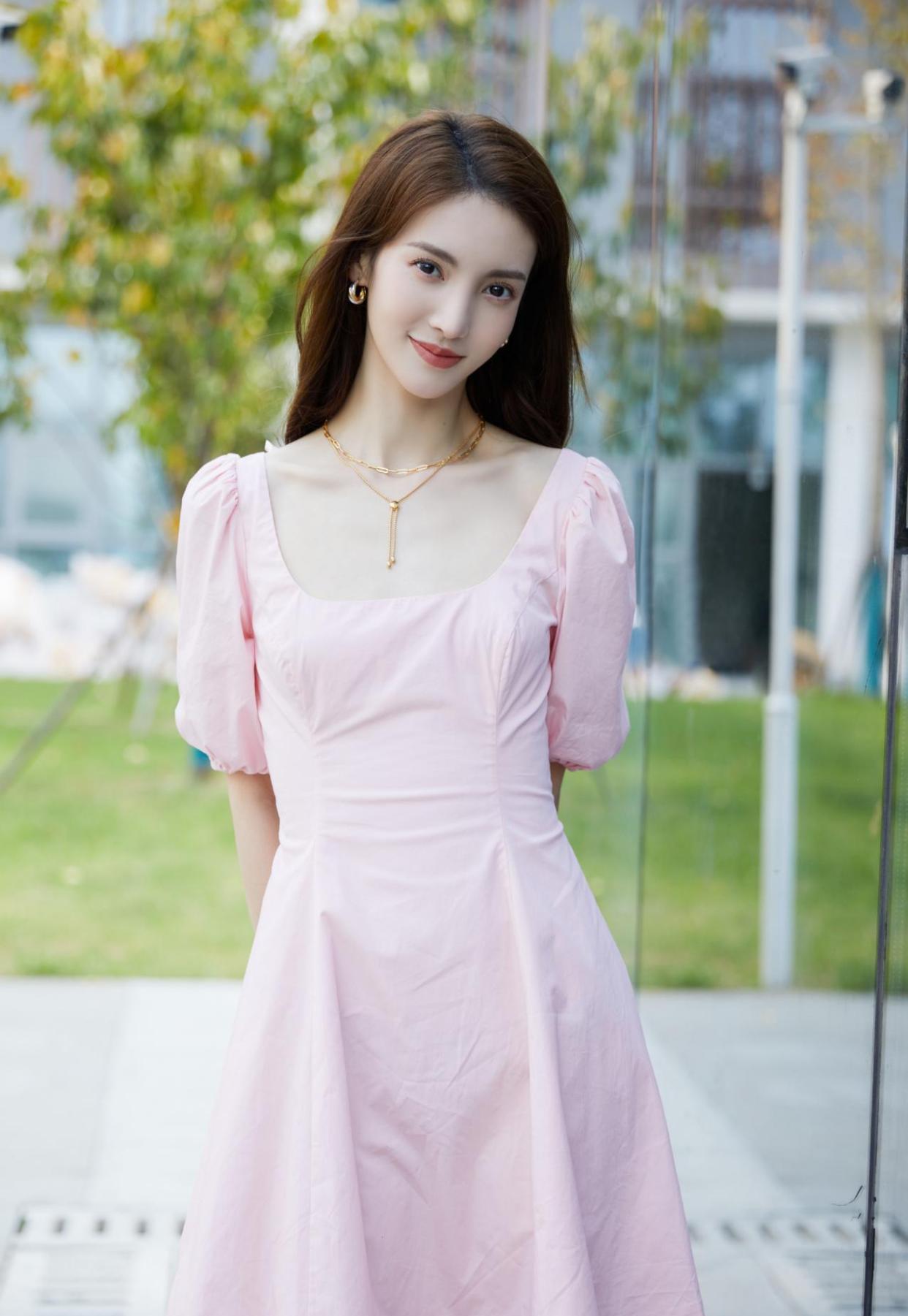 迷彩|金晨参加女儿们的恋爱，一袭粉色方领裙甜美动人，满满的女神范