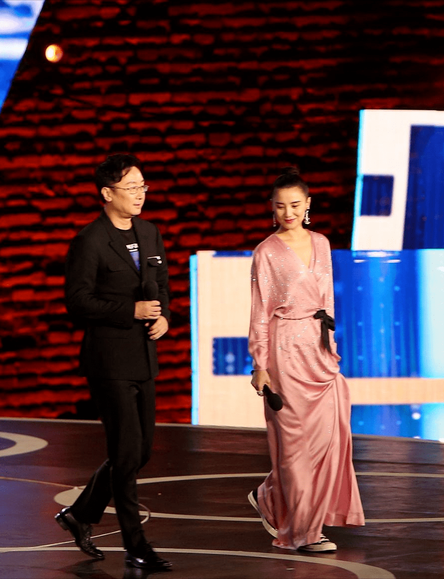 宋佳才|40岁的宋佳才是“阿姨圈”顶流，穿一袭粉色连衣裙魅力十足，真美