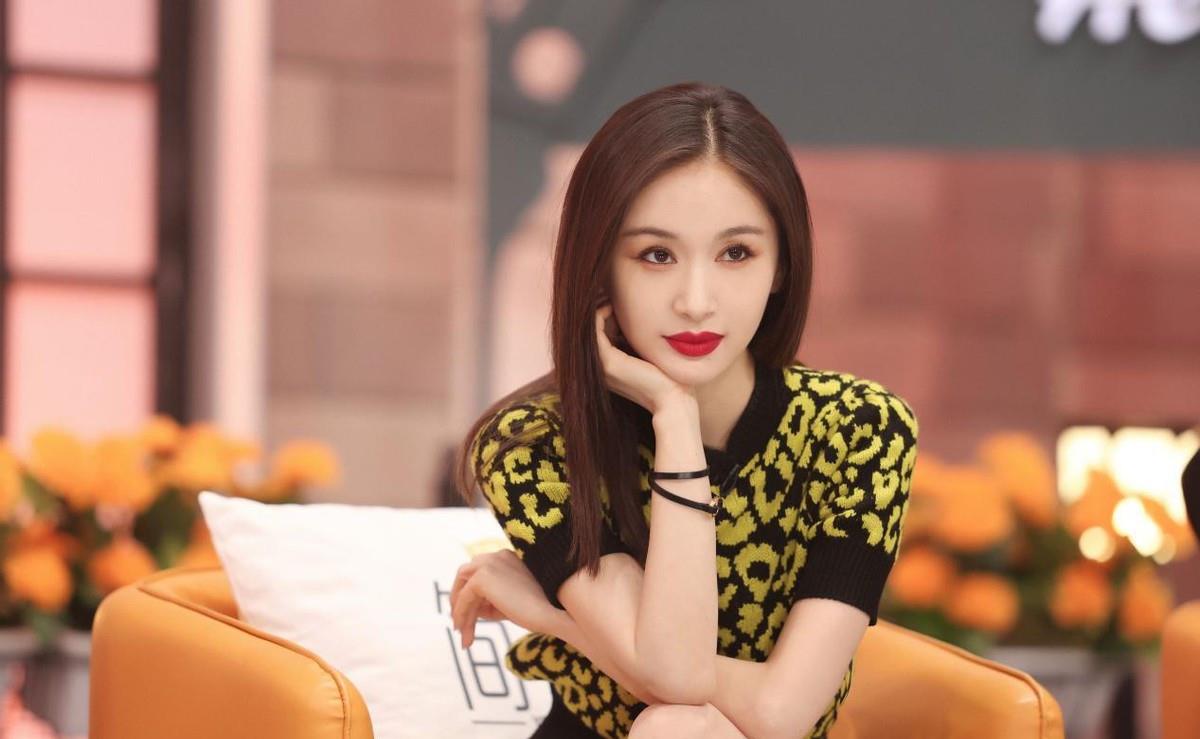 颜色|王子文恋爱后真是嫩不少，就算穿着怪气的服装，也很有少女感