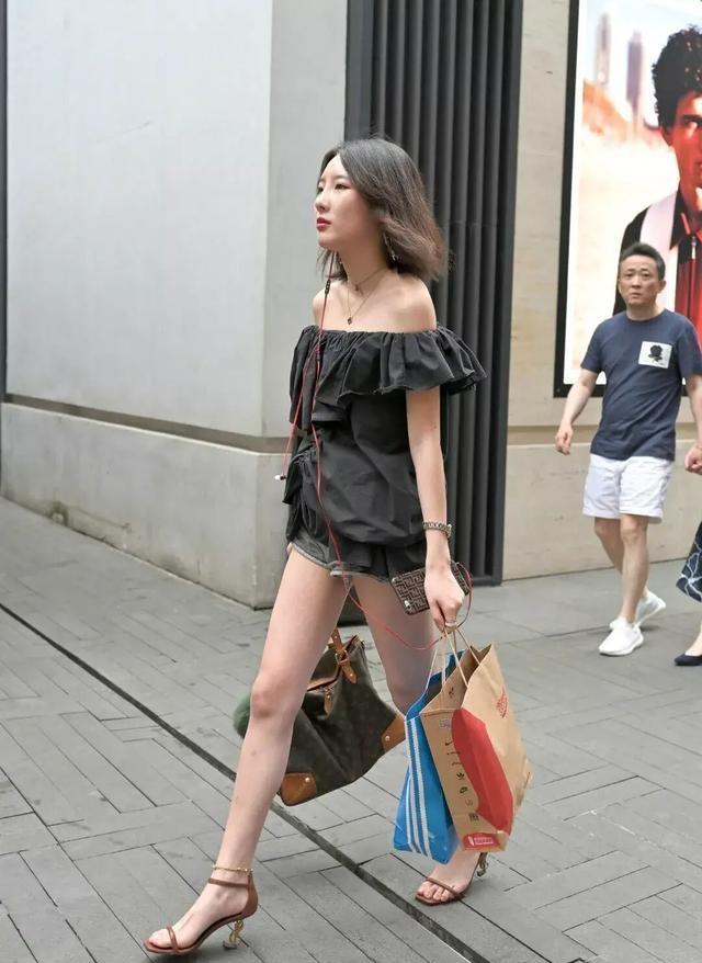 女生穿的长款的短裤 93d321a6f9174f06a0f2931d68b2211a.jpeg