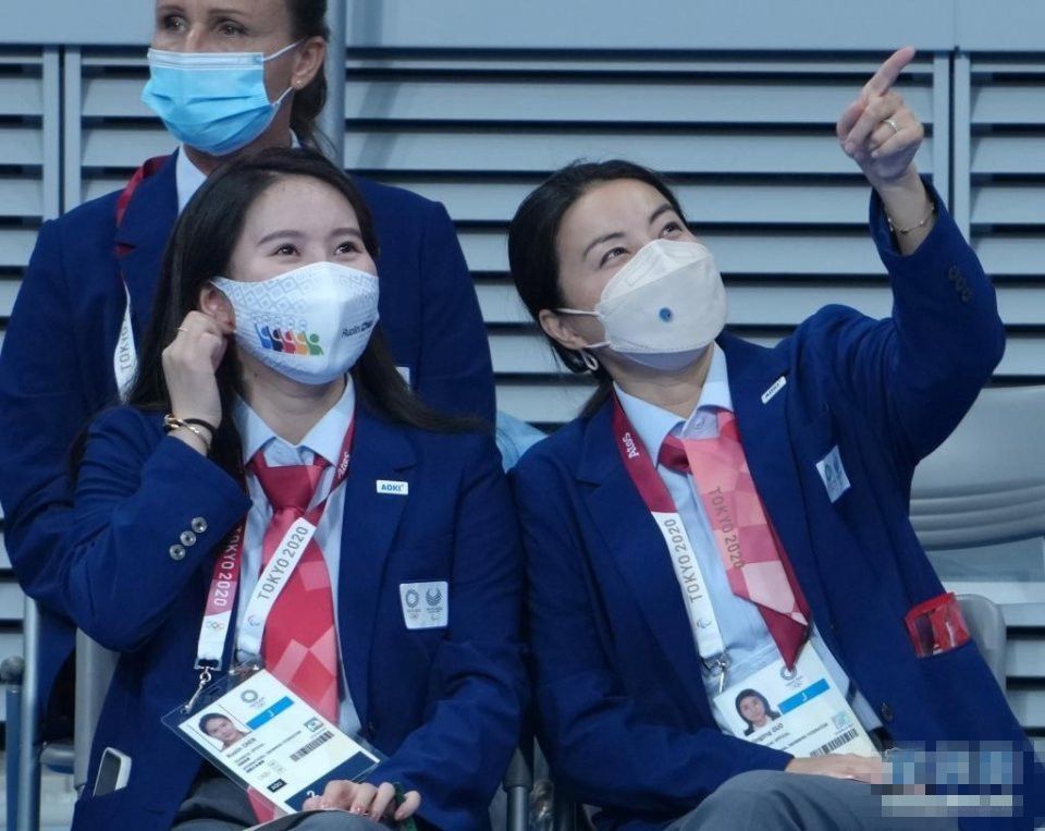 黑色|郭晶晶陈若琳当裁判现身，穿裤子扎腰身材并不好，但个个气质好！