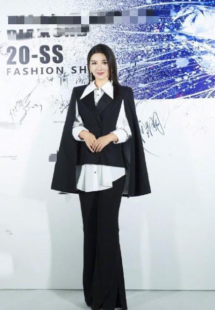 黄奕|黄奕终于想开了！穿紫卫衣+字母头巾嫩如初恋，同框7岁女儿像姐妹