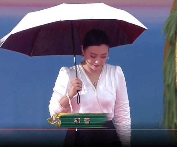 裙子|郝蕾宣传首映礼，穿红裤扎腰赘肉横生，但胖的自然气质高贵啊！