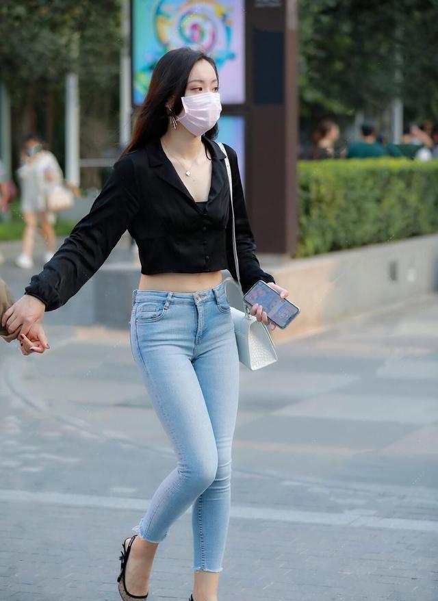 整体|黑色紧身衬衣搭配紧身打底裤，又仙又美，整体搭配非常有味道