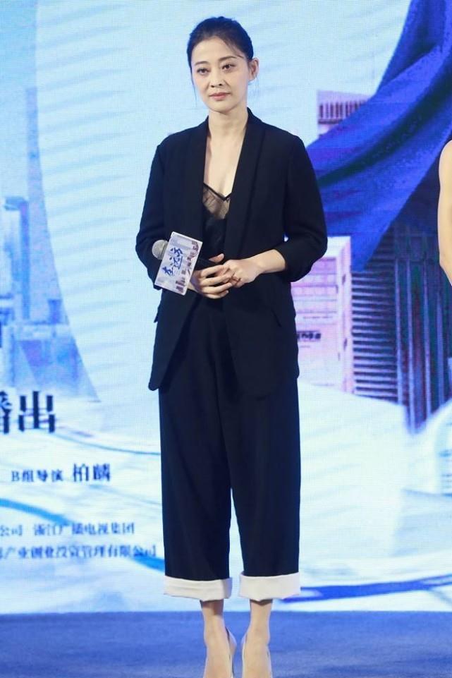 黑色|自然老去的女人也挺漂亮，梅婷虽然笑起来有皱纹，但状态很自然