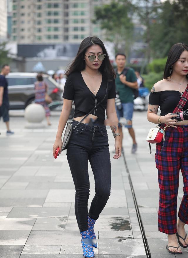 黑色|黑色深v上衣搭配黑色打底裤，真正高级，穿出仙女感。