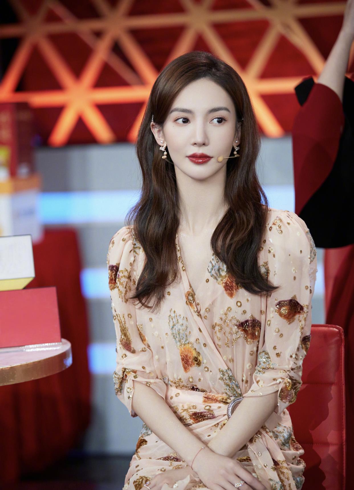 设计|金晨这次很不一般,明明长了一张妩媚脸,却能穿出“初恋感”