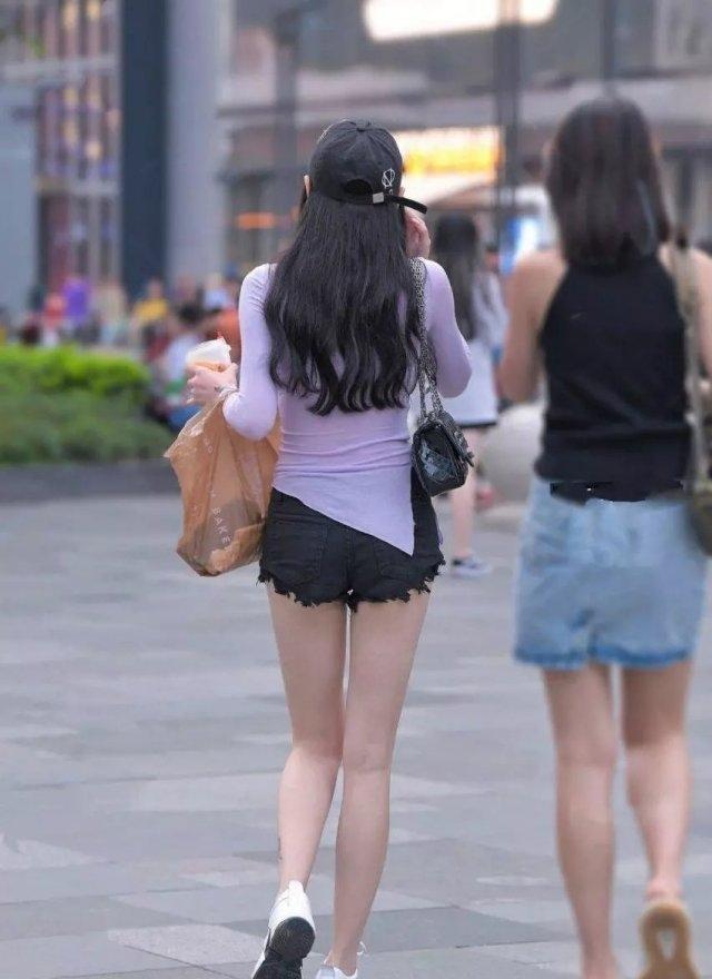 视觉|黑色毛边短裤搭配紫色打底衫，可以增添仙气，快来参考吧