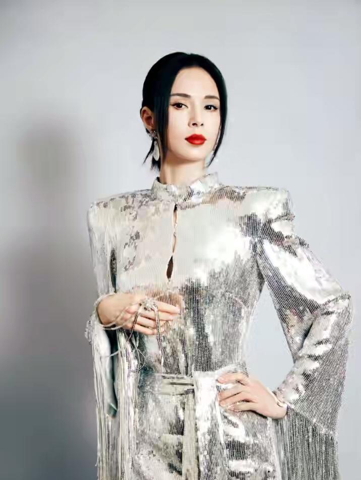 亮片|李若彤不愧是神仙姐姐，穿一件亮片裙连衣裙，衬得她气质神秘高级