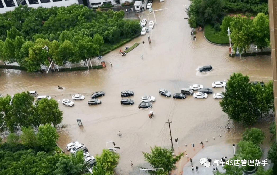 郑州暴雨一奥迪4s店被淹,全新车瞬间泡水,几万一辆随便挑?