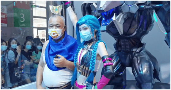 直播|CJ会场最别具一格coser，虎牙疾风大爷现场整活，网友：辣眼睛