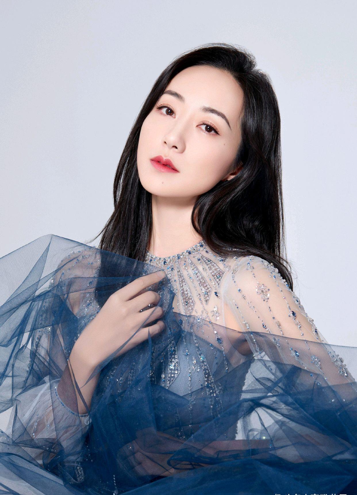 高跟鞋|韩雪的气质不一般，穿上渐变色设计的淡蓝色连衣纱裙，优雅又温柔