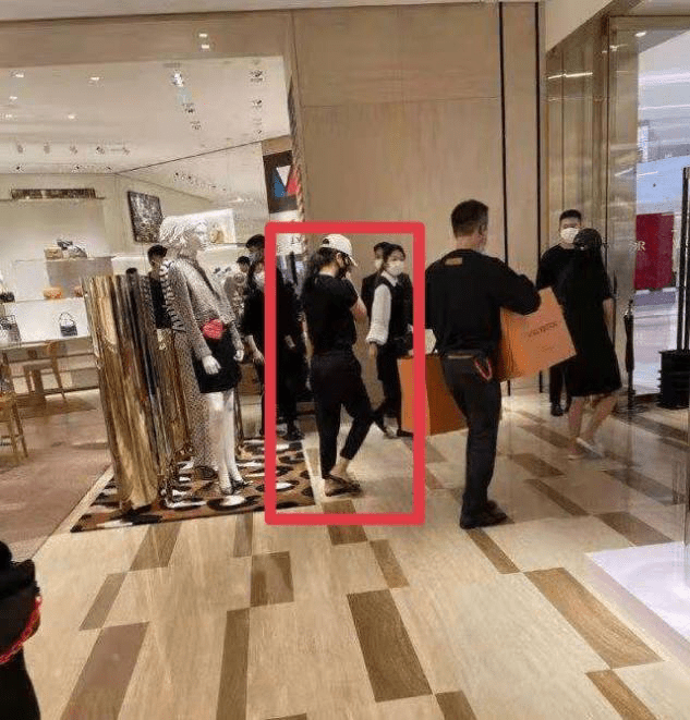 裙子|拍到刘涛逛奢侈品店，穿休闲裤扎腰腿还短一半，没营销那么漂亮！