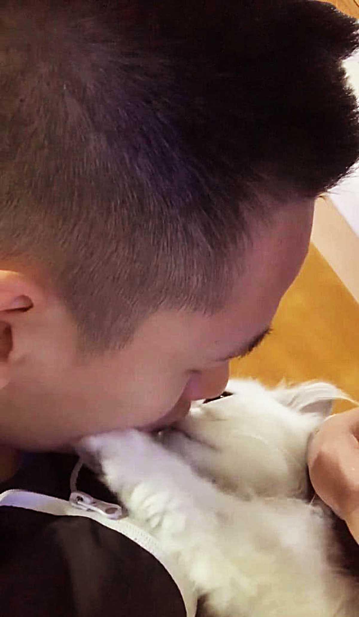 男子被猫咪亲吻后心花怒放,但它下一秒的举动,瞬间让他呕吐不止 男子被猫咪亲吻后心花怒放,但它下一秒的举动,瞬间让他呕吐不止