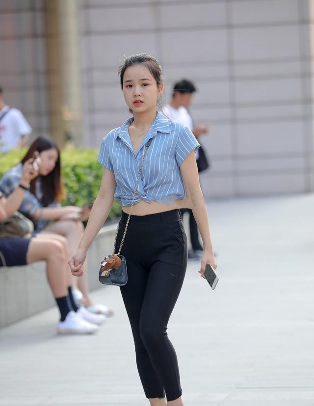 黑色|黑白条纹上衣搭配黑色打底裤，清爽干净，时尚又遮肉