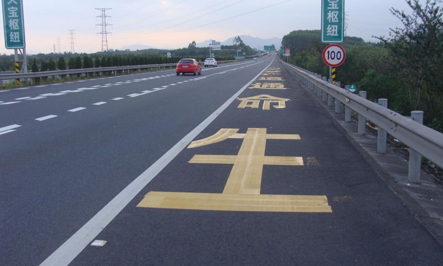 跑高速下大暴雨,可以靠邊停車嗎?交警:這樣做才不會被罰