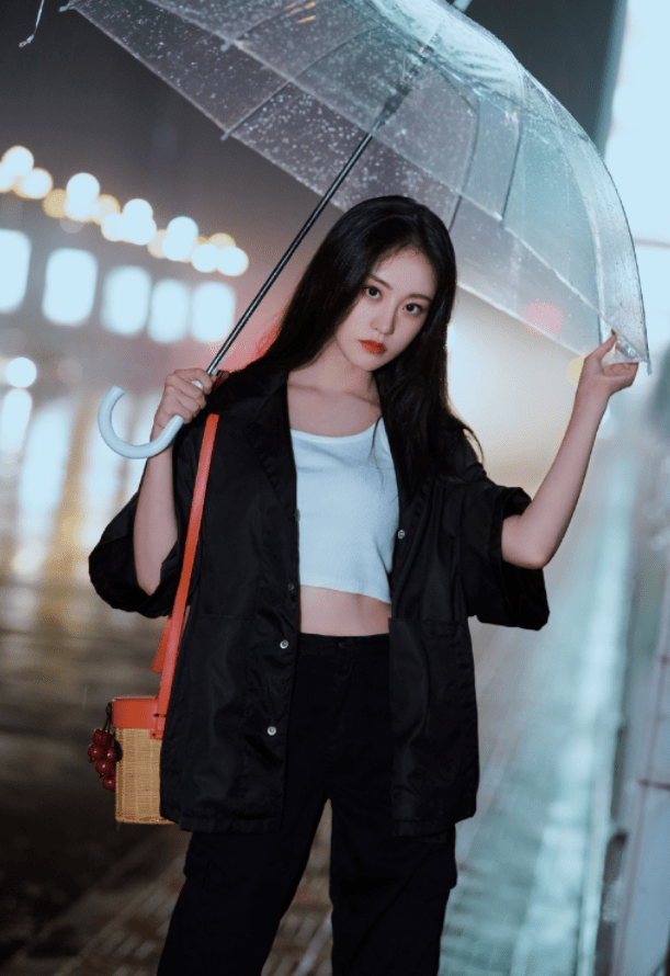 整体|祝绪丹长相美艳，雨中造型简约不失时尚，好一位雨中美人