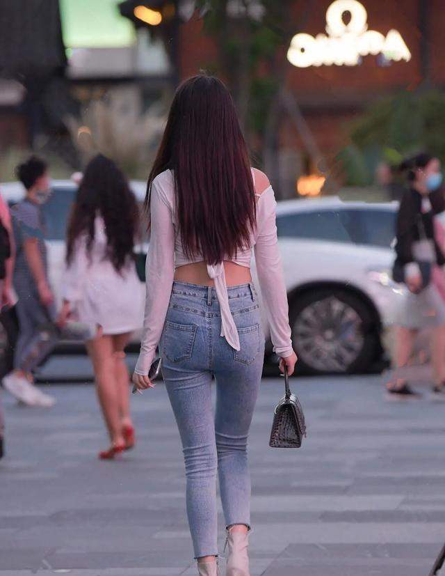 条纹|黑白配一直是经典搭配,也是很多优雅穿搭的重要元素,精致又时尚