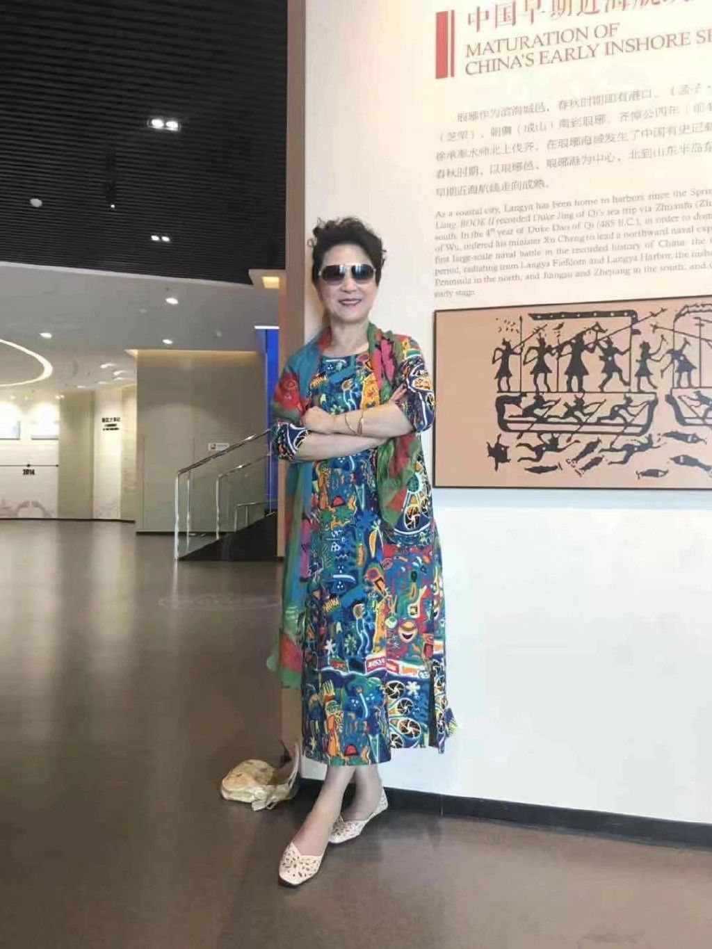漂亮|在街头拍到王馥荔，72岁老态真实不假，但纯天然的还这么漂亮！