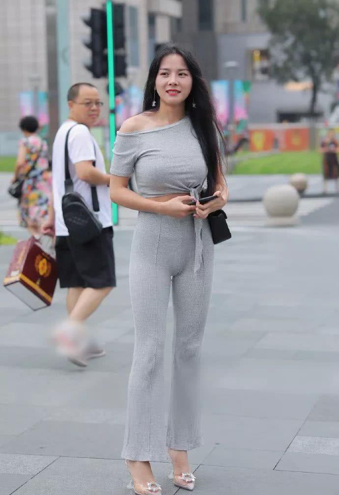 细节|贴身紧绷的“无痕裤”,轻而易举穿出了蜂腰细腿!