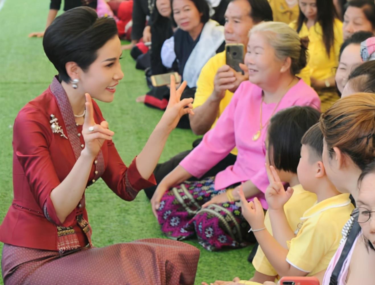 长发|诗妮娜原来这么好看，长发飘飘穿小黑裙四肢纤细，红包点缀像名媛