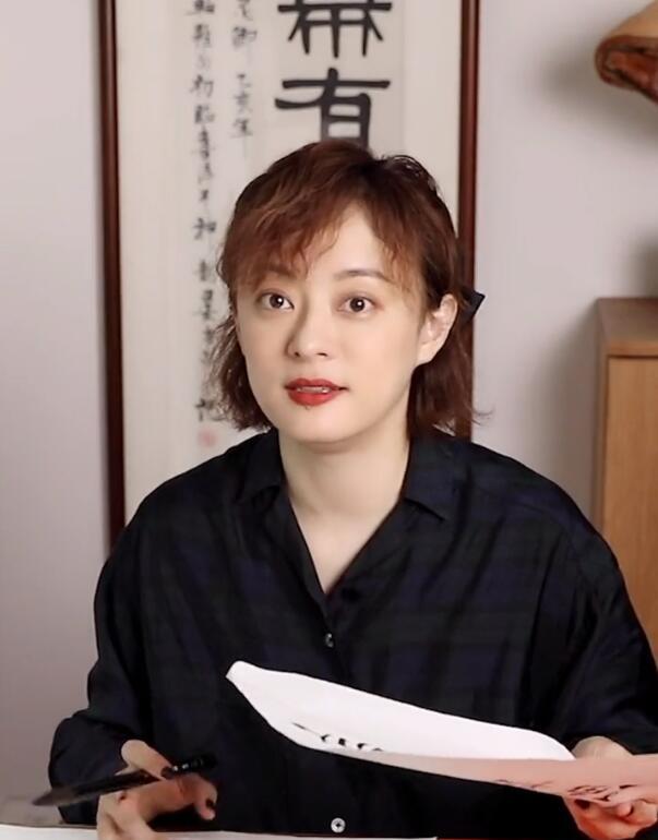 孙俪|孙俪假期练习毛笔字，穿黑衬衫扎蝴蝶结美甲成功抢镜，人美字更美
