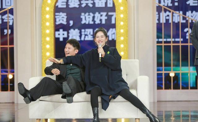 大衣|谢娜怀孕后首次走机场,穿大衣孕肚遮不住,只长孕肚腿比空姐还细