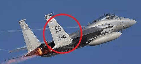 美军战斗机垂直尾翼上喷涂的字母与数字都是什么意思？