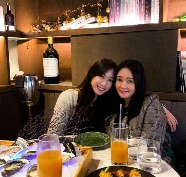 李丽珍|李丽珍女儿近照，穿吊带性感身材不输妈妈，爸爸同款龅牙拉垮颜值