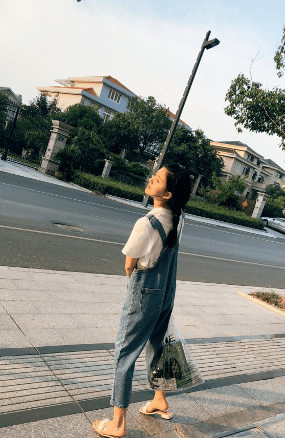 样式|赵露思为显身材也是拼了，露锁骨能放一个碗，网友：不足80斤吧