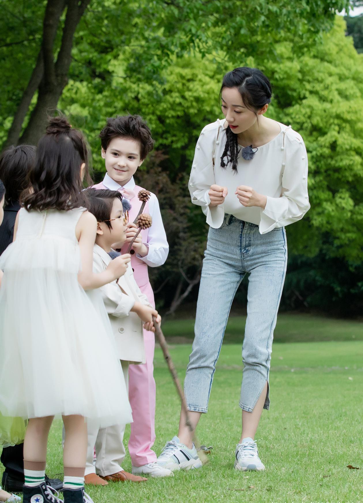 女神|韩雪不愧是公认女神!黑T恤搭牛仔裤,简约组合也能衬出绝佳气质
