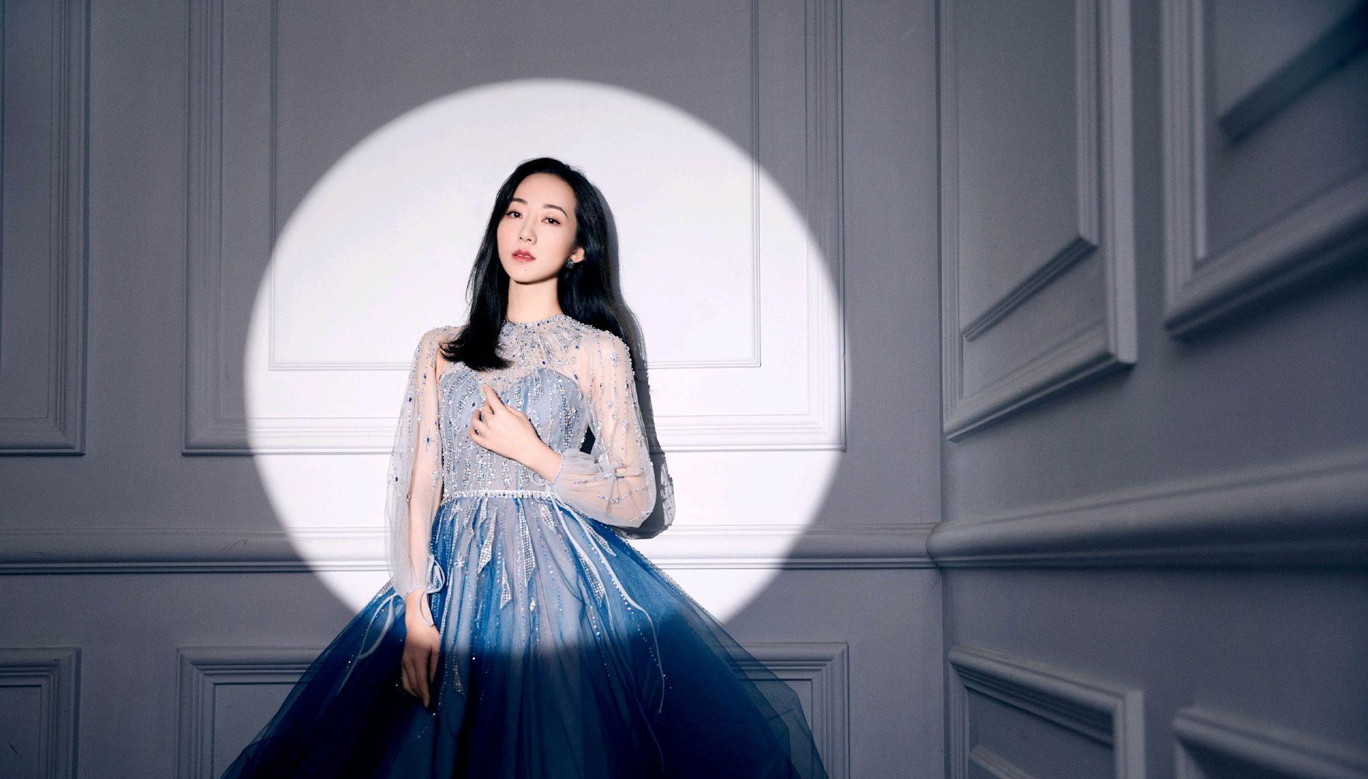 高跟鞋|韩雪的气质不一般，穿上渐变色设计的淡蓝色连衣纱裙，优雅又温柔