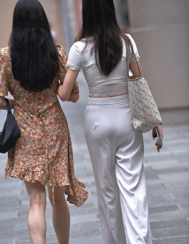 身材|黑灰色修身牛仔裤，搭配小款荷叶边上衣，小个子的福音