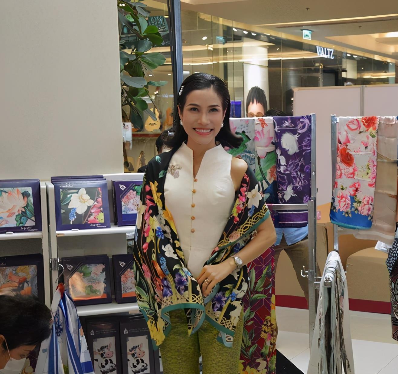 长发|诗妮娜原来这么好看，长发飘飘穿小黑裙四肢纤细，红包点缀像名媛