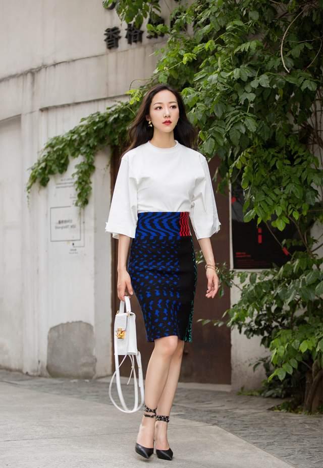 一身|韩雪身穿T恤配撞色半裙高雅显气质，而皮夹克配紧身裤帅气潇洒！