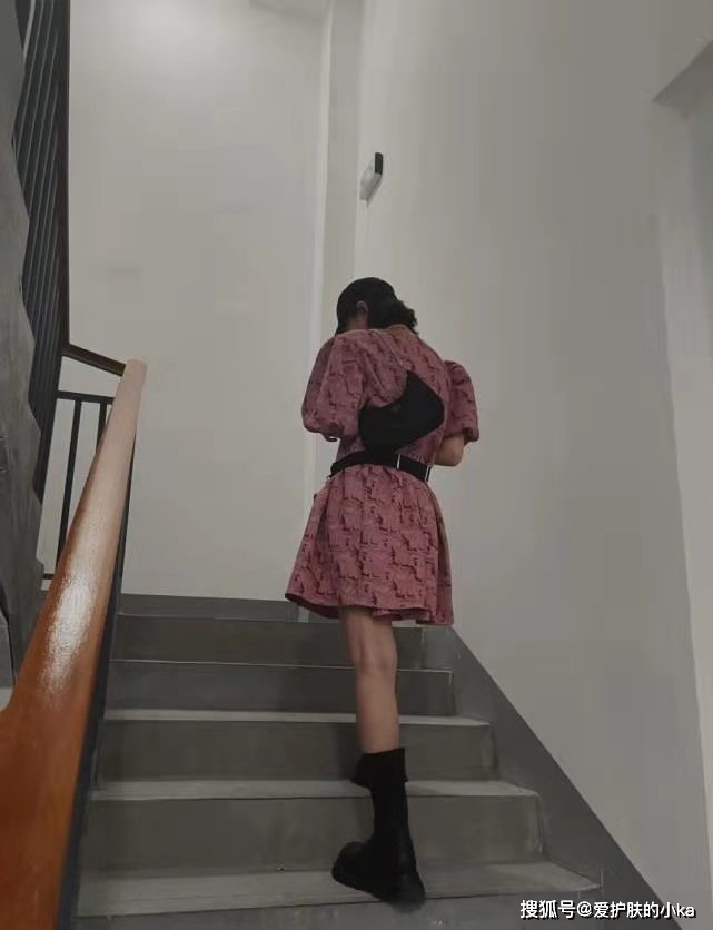 美得|吴昕瘦了之后真是美得没毛病，简单短裙配皮靴，气质洋气又高级