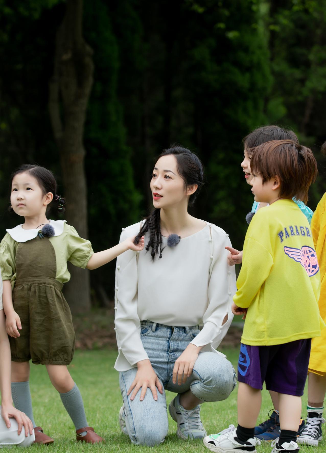 女神|韩雪不愧是公认女神!黑T恤搭牛仔裤,简约组合也能衬出绝佳气质