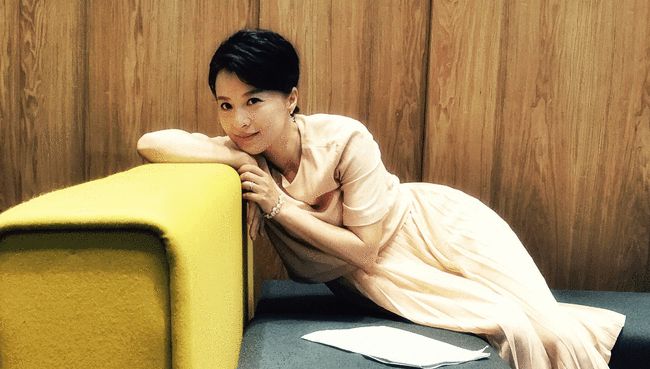 魅力|46岁的“可云”过得优雅随性，素色裙也能穿出高贵感，年龄藏得深