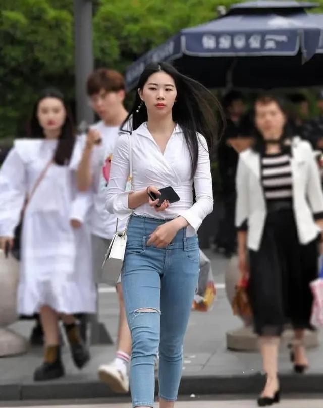 条纹|黑白配一直是经典搭配，也是很多优雅穿搭的重要元素，精致又时尚