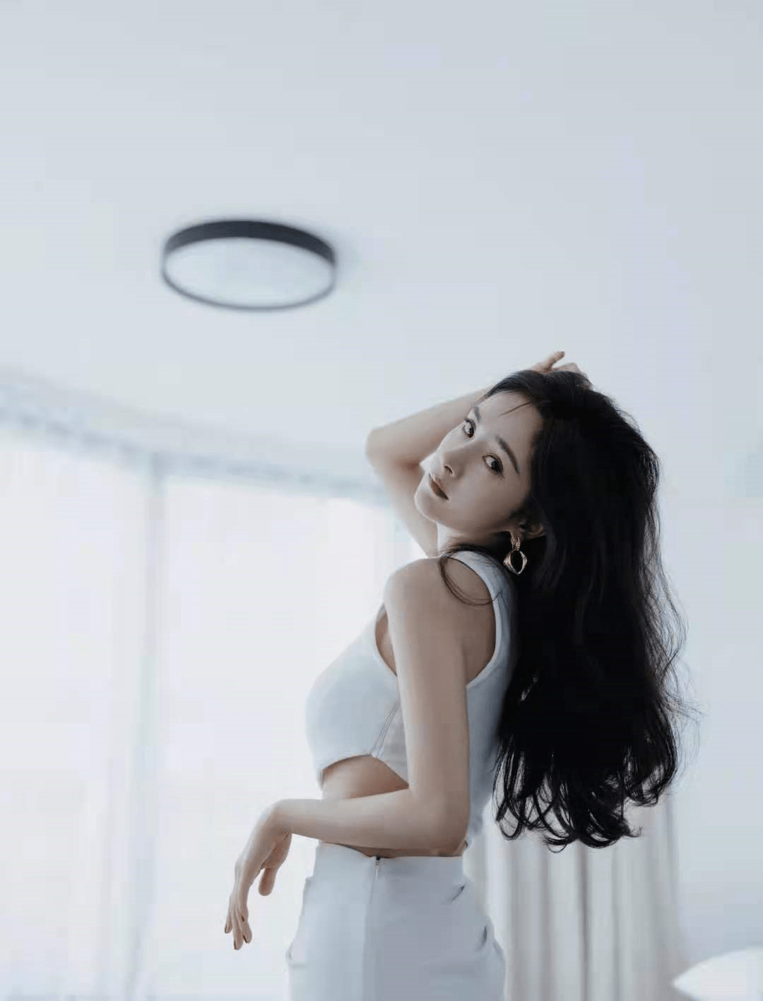 设计|杨幂斜肩露腰开叉白裙，大秀身材曲线，高调博眼球，时尚又撩人