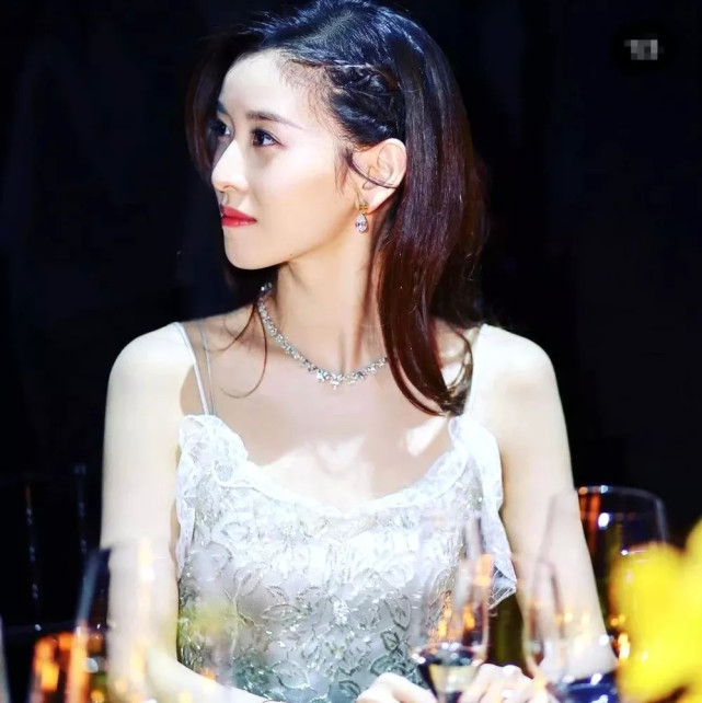 售价|对比很强烈，曾被嘲“最丑的星二代”的李咏女儿，如今越长越好看