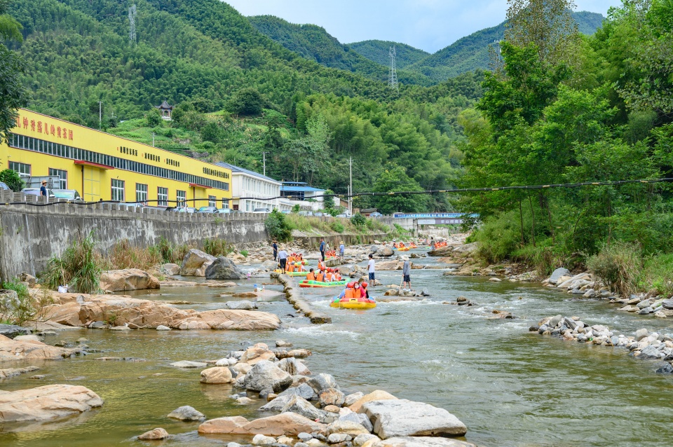 六安|六安霍山大峡谷，有华东一绝的漂流，还有安徽最长的悬跨式玻璃桥