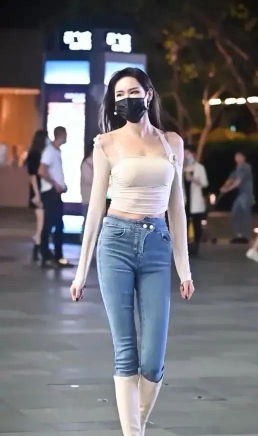 青春|美女脚上搭配着一双优雅的尖头高跟鞋，显得更加的青春更加的魅力